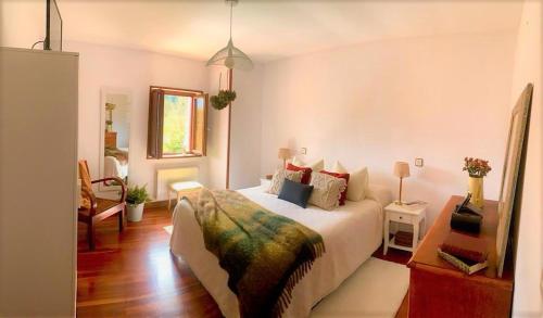 ConcejeroCasa Hijuela的一间卧室配有一张床、一张桌子和一面镜子