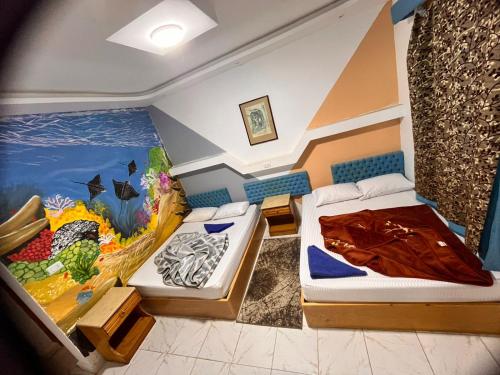 达哈布达哈卜海景酒店的一间设有两张床的客房,墙上挂着一幅画