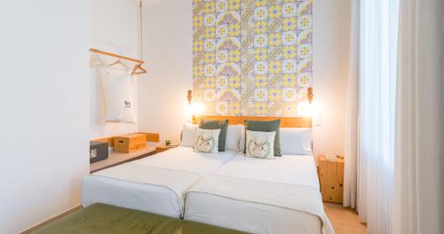 大加那利岛拉斯帕尔马斯Bed and Chic的一间卧室配有带白色床单和枕头的床。