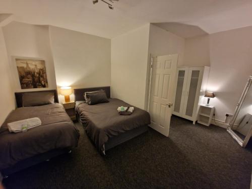 利物浦Liverpool city 5 bed house sleeps 12的酒店客房带两张床和楼梯