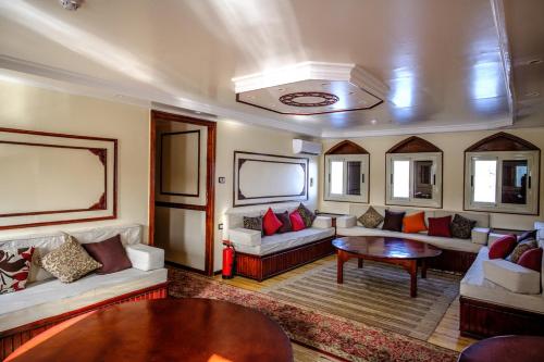卢克索Dahabiya Queen Tyi II Nile Cruise的带沙发和桌子的客厅
