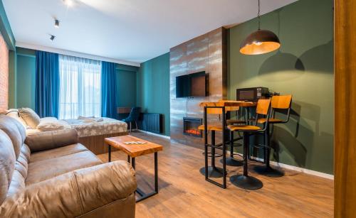古多里New Gudauri Sweet Apartment With Fireplace and view The Gondola Lift的客厅配有沙发和桌子