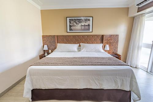 大坎皮纳坎皮纳高级豪华村庄酒店的一间卧室,卧室内配有一张大床