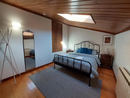 布拉加Guest House Sir Manuel - Unidade Senhora A Branca的一间卧室配有一张带蓝色枕头和镜子的床