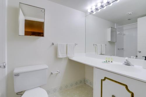 阿林顿Convenient Condo Near Crystal City Metro Station的白色的浴室设有卫生间和水槽。