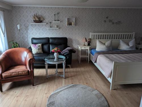 普特布斯Casa Hibiscus 2的一间卧室配有一张床、一张沙发和一张桌子