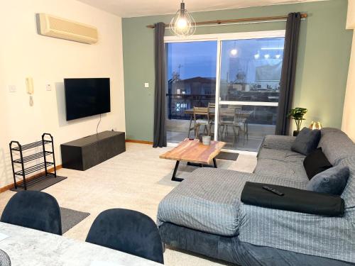 帕福斯212 Apartment, A 2-bedroom escape的带沙发和电视的客厅
