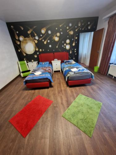 布鲁塞尔City Center Promo的红色和绿色地毯的客房内的两张床