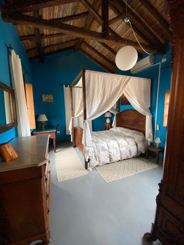 夸尔图-圣埃莱娜Antica Dimora的一间卧室配有一张带天蓬的床