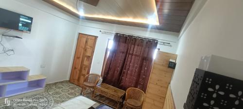 乔斯希马特swayambhu homestay的一间设有两把椅子和木门的房间