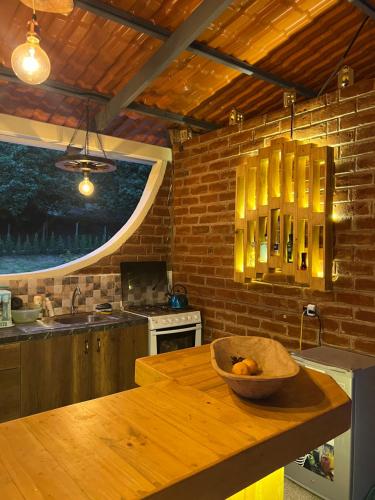 巴尼奥斯Bubucoca Residence的厨房配有木桌和碗