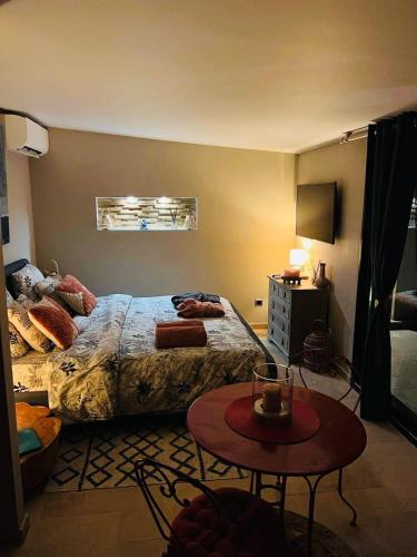 索利耶蓬Le Cocoon Lodge du Gapeau & Massage的一间卧室配有一张床和一张桌子