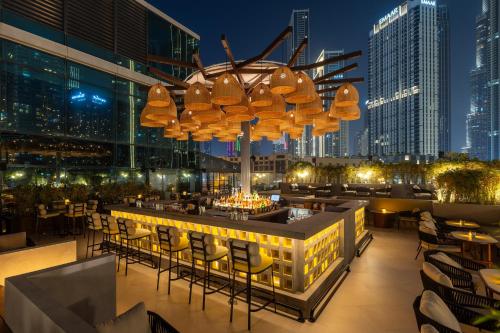 迪拜迪拜皇冠酒店的建筑屋顶上带大吊灯的餐厅