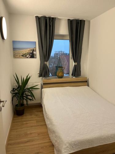 哈姆Gemütliches Apartment mit Arbeitsplatz, Smart-TV, WLAN in Hamm Mark的一间卧室设有一张床和一个窗口