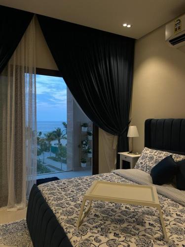 马斯喀特Sifah Ocean Breeze Villa的一间卧室设有一张床,享有海景