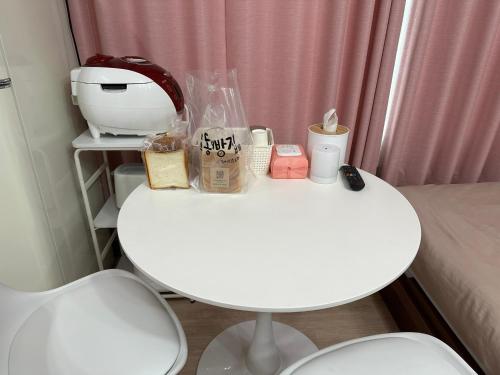 江陵市Sacheon Songlim的一张白色桌子,上面配有咖啡壶