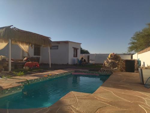 圣佩德罗·德·阿塔卡马Cabañas Voyage Atacama的一座房子后院的游泳池