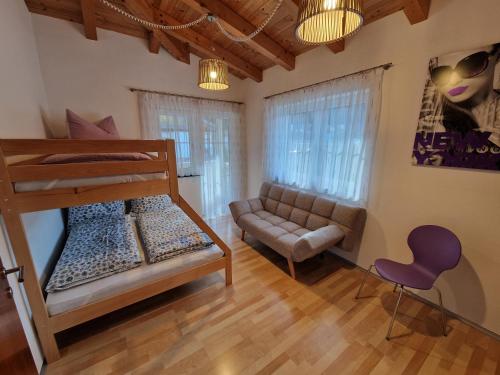 奥贝朴菲斯DSW Ferienhaus的一间卧室配有双层床和沙发