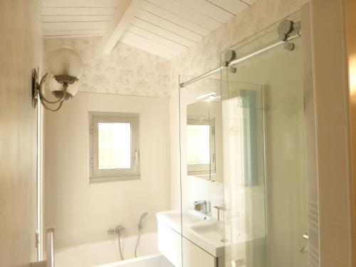 昂蒂布Chambre Bed and Breakfast dans villa的带淋浴、浴缸和盥洗盆的浴室