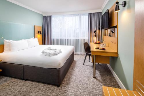 哈洛哈洛丽柏酒店的配有一张床和一张书桌的酒店客房