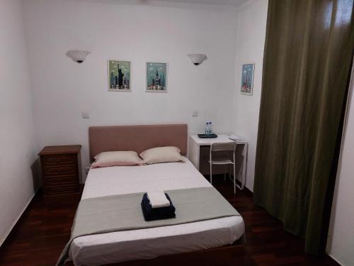 布拉加Guest House Sir Manuel - Unidade São Vicente的一间小卧室,配有一张床和一张书桌