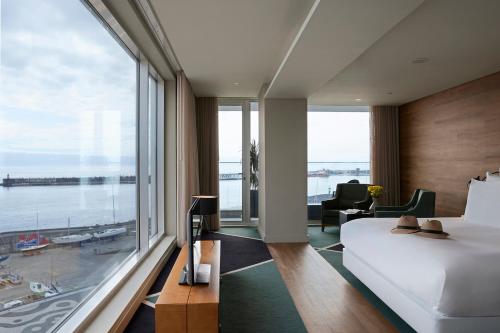 蓬塔德尔加达Octant Ponta Delgada的一间卧室设有一张床和一个大窗户