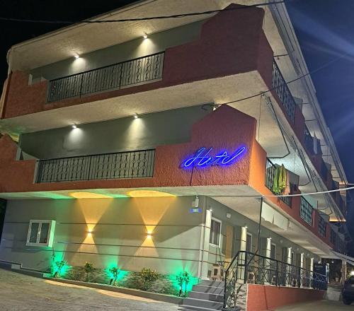 纳夫普利翁Hotel Vasilis的建筑的侧面有 ⁇ 虹灯标志