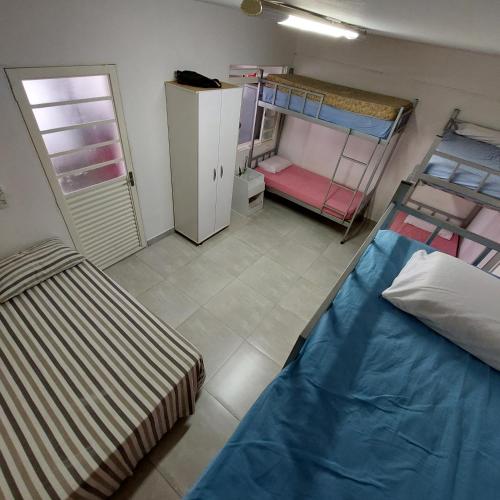 帕苏斯Hostel Muarama的一间客房内配有两张双层床的房间
