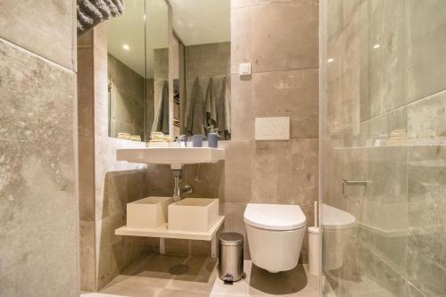 波尔图micampus Porto Asprela的浴室配有卫生间、盥洗盆和淋浴。