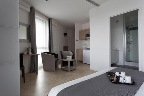 阿斯克新城Twenty Business Flats Lille Grand Stade的白色客房 - 带床和厨房