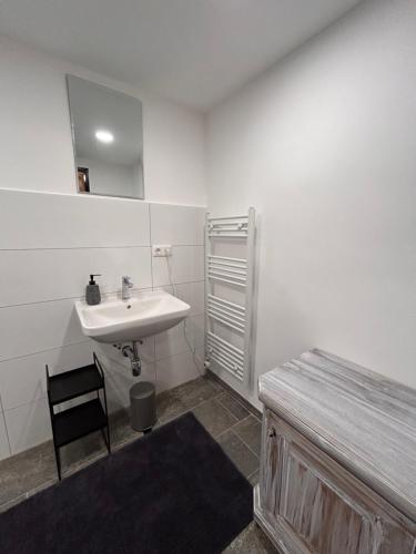 ZlemHaus Grimmingblick的白色的浴室设有水槽和椅子