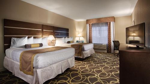 大学城大学城贝斯特韦斯特PLUS酒店及套房的酒店客房设有两张床和电视。