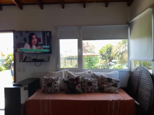 Camet NorteCabaña Marilau monoamb的卧室配有一张床铺,墙上配有电视