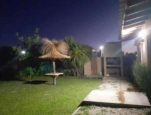 Camet NorteCabaña Marilau monoamb的夜晚在院子里放一把草伞