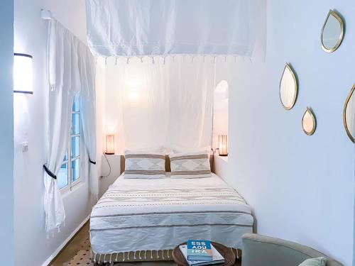 索维拉里亚德里昂莫加多尔的一间小卧室,配有床和窗户