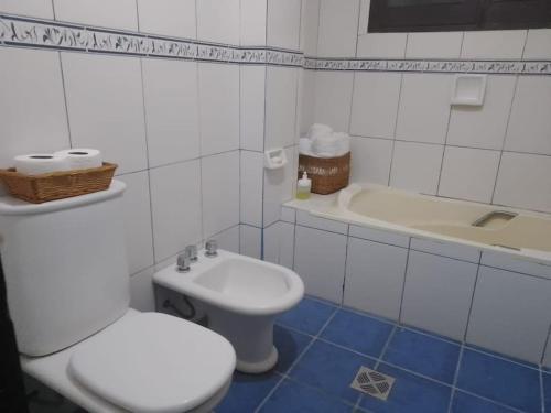塔里哈Apartamento Maracuyá en Tarija的白色的浴室设有卫生间和水槽。