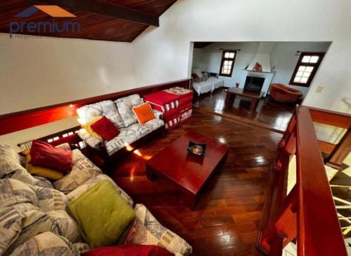 布拉干萨-保利斯塔Chácara Campo Verde的客厅配有沙发和桌子