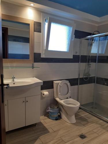 Ágios KonstantínosChristina Apartment的浴室配有卫生间、盥洗盆和淋浴。