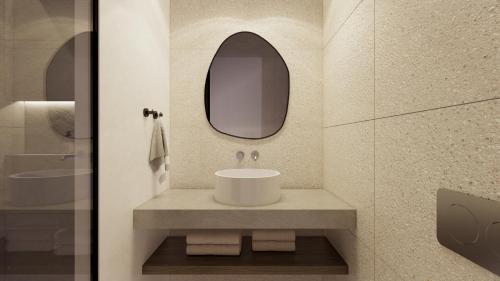 耶奥伊乌波利斯阿尔奇昂酒店的一间带水槽和镜子的浴室