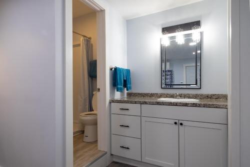 巴港罗宾斯汽车旅馆的白色的浴室设有水槽和卫生间。