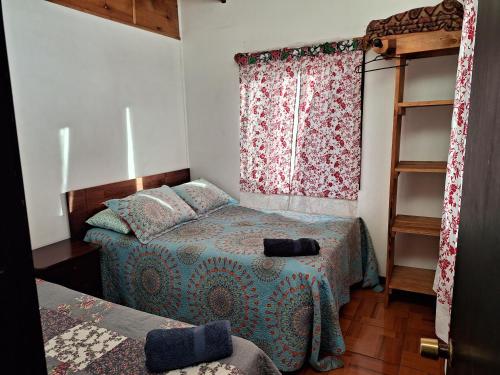 安加罗阿Cabañas puna poho的一间小卧室,配有床和窗户