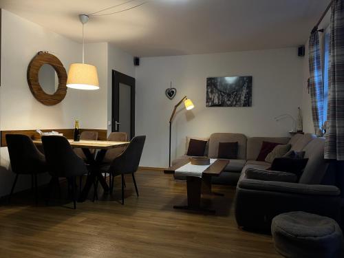 索内纳尔佩·纳斯费尔德Nassfeld Sonnleitn Apartment 1的客厅配有沙发和桌子