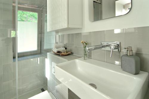 汉堡Elbblick的白色的浴室设有水槽和窗户。