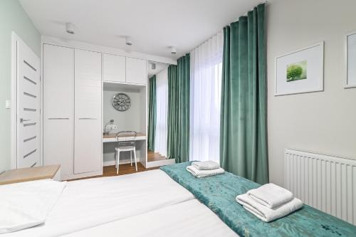 格丁尼亚LTC Apartments Ujejskiego的一间卧室配有两张床和一张书桌