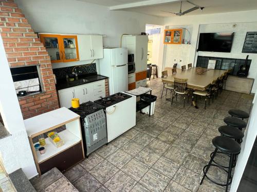 大坎普Pousada Hostel Sideral的厨房、带桌子的用餐室和用餐室