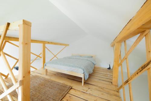 维尔蒂尼克Kuća za odmor Vrdnik的一间卧室配有一张床,铺有木地板
