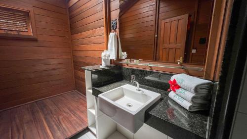 MartinsPousada Rancho da Serra的一间带水槽和镜子的浴室