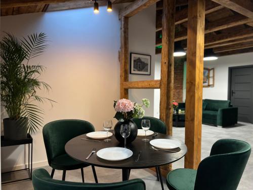卡托维兹Parkcity Katowice Bogucice的一间带桌子和绿色椅子的用餐室
