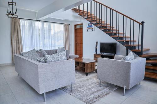 VipingoMonarch Villas - Kilifi的客厅配有两张沙发和一台电视