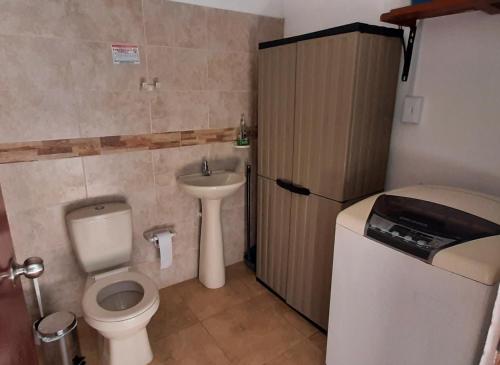 亚美尼亚Villa Flor Blanca el Eden的一间带卫生间和水槽的小浴室